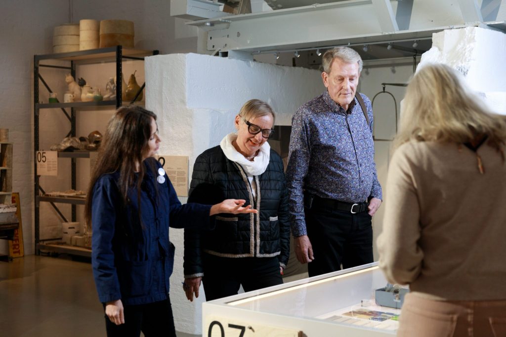 Besökare som blir guidade och tittar på verk på Rörstrand museum.