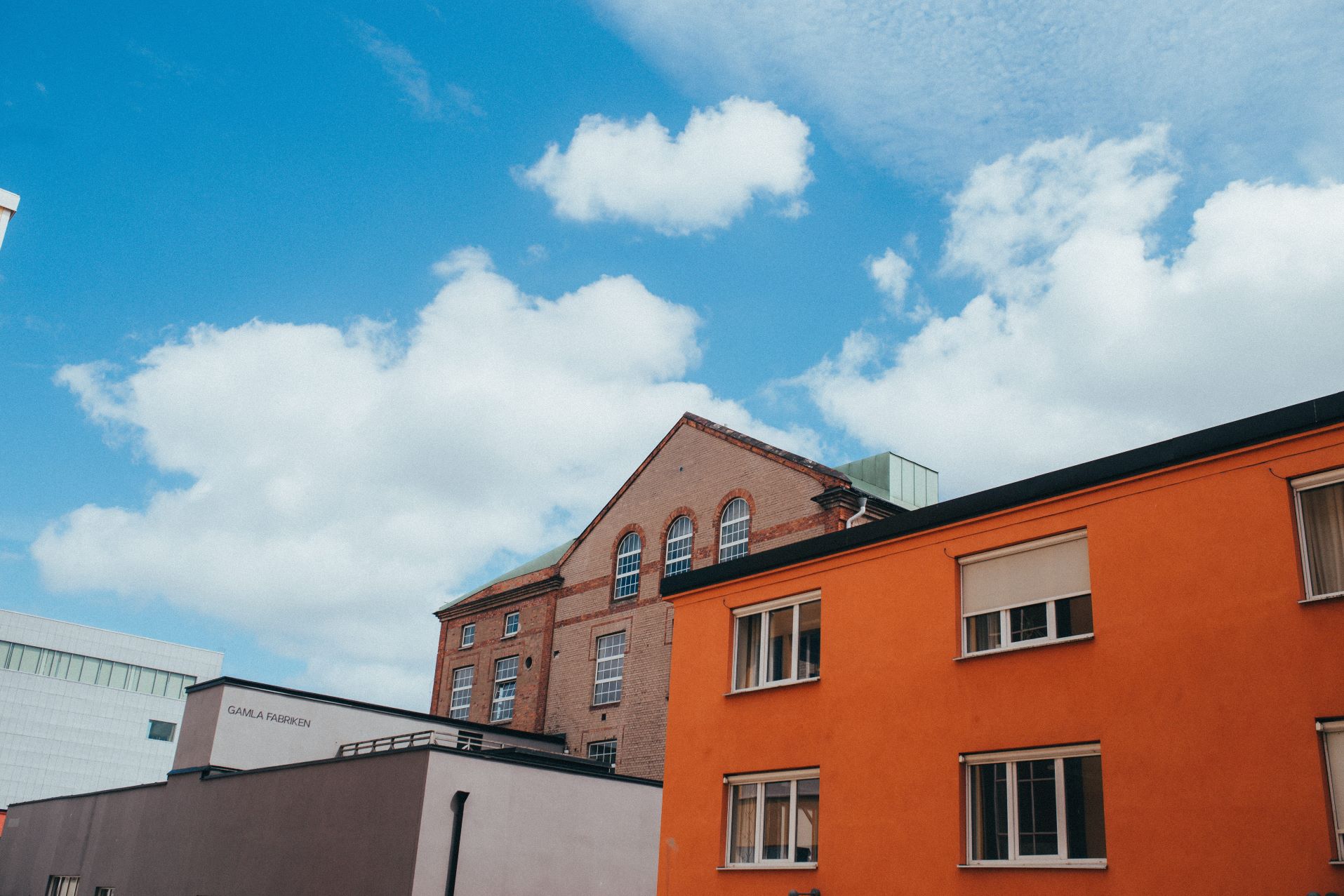 Fasader vid Rörstrand Center mot en blå himmel.