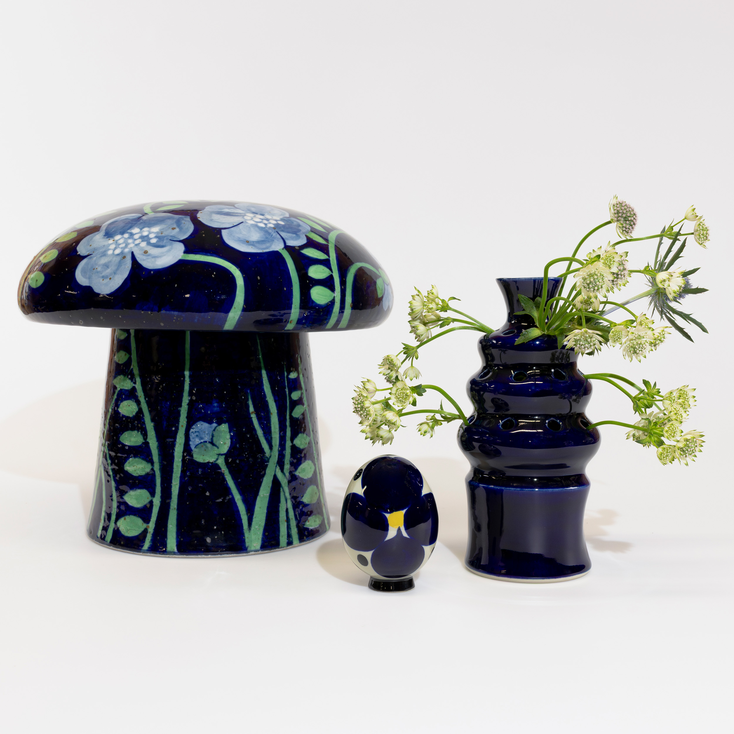 Porslins-svamp, Tulpanvas och porslinsägg med blommor, från Rörstrand Museum
