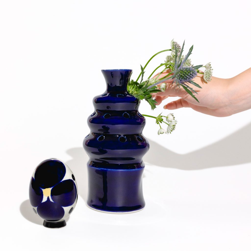 Tulpanvas och porslinsägg med blommor, från Rörstrand Museum