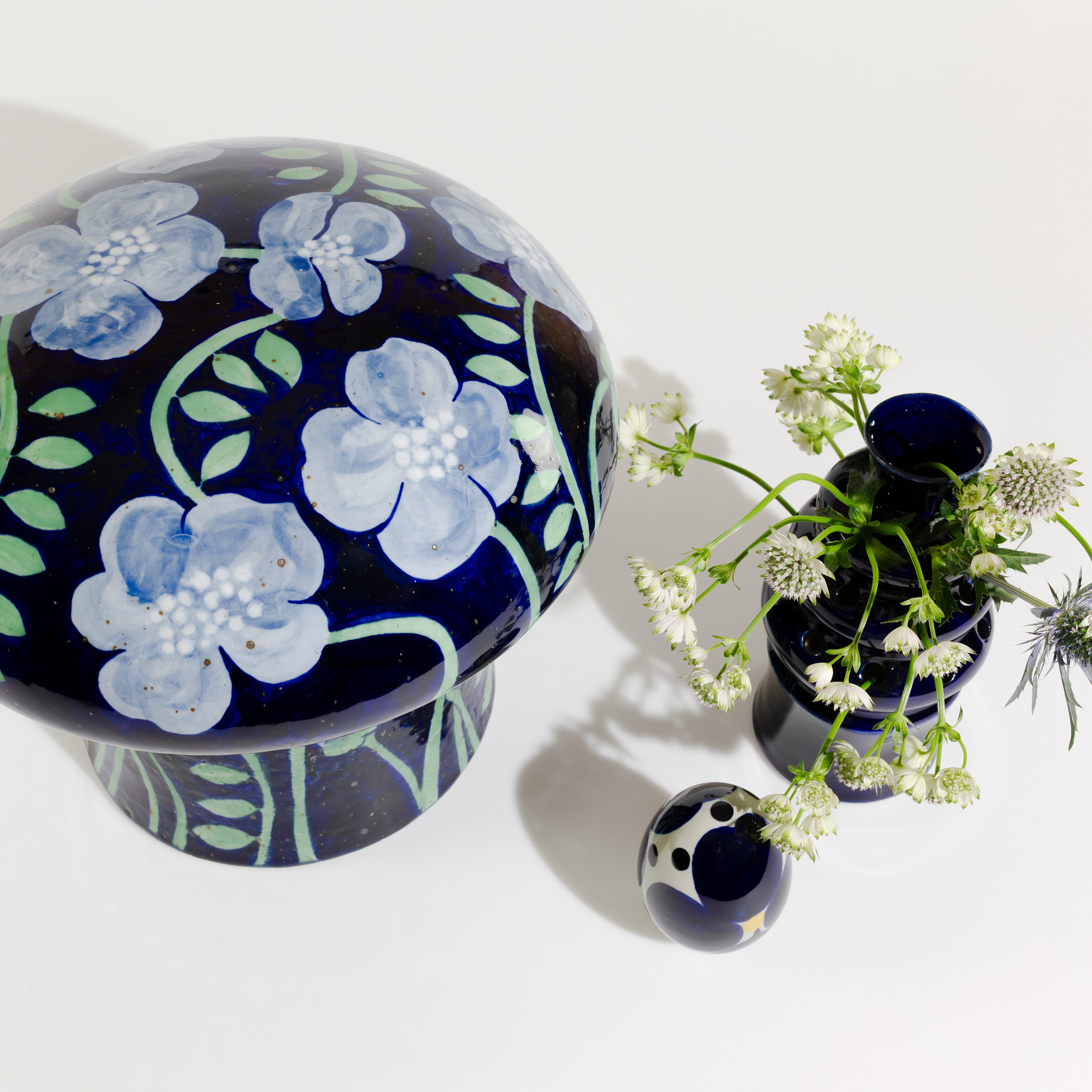 Porslins-svamp, Tulpanvas och porslinsägg med blommor, från Rörstrand Museum