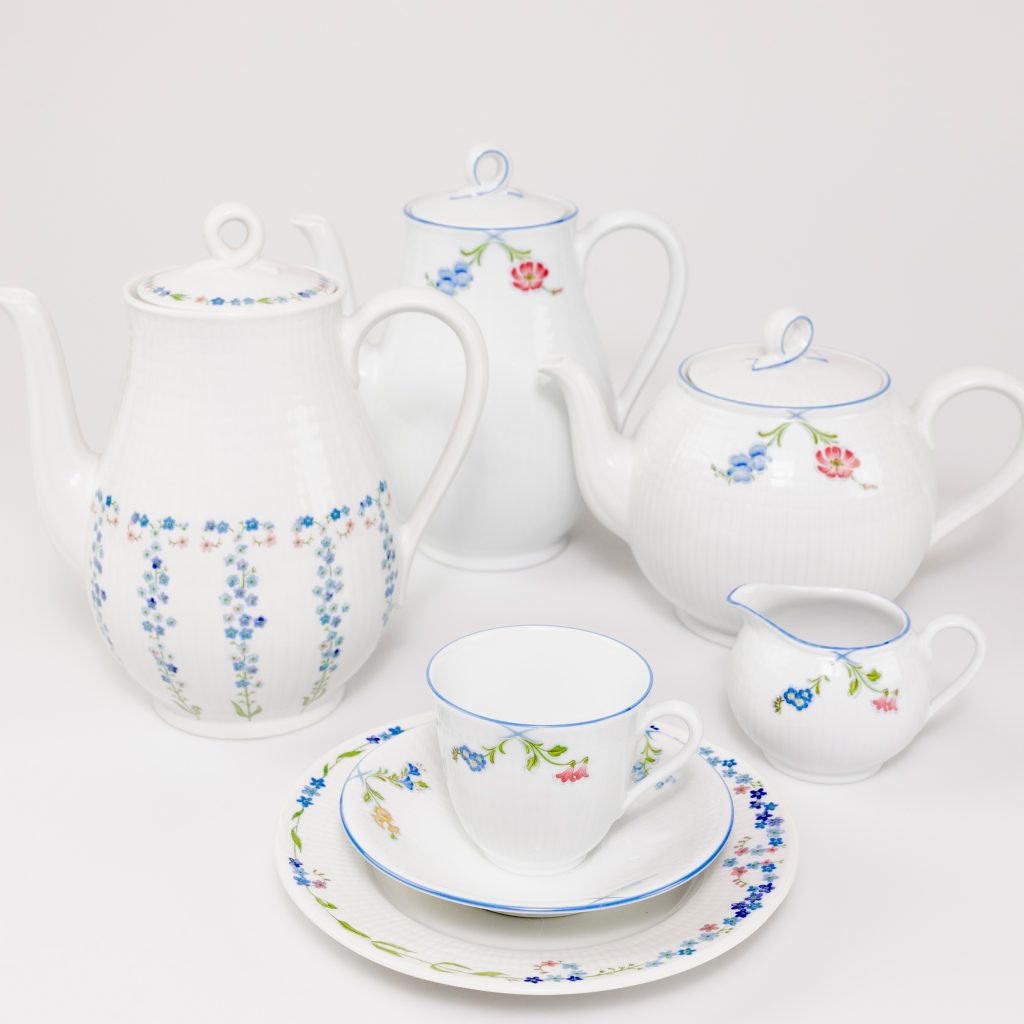 Servis med blomdekor från Rörstrand Museum