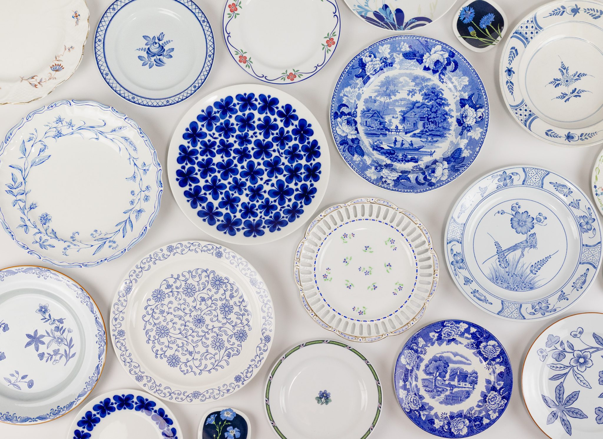 Tallriksvägg med blomsterdekor från Rörstrand Museum